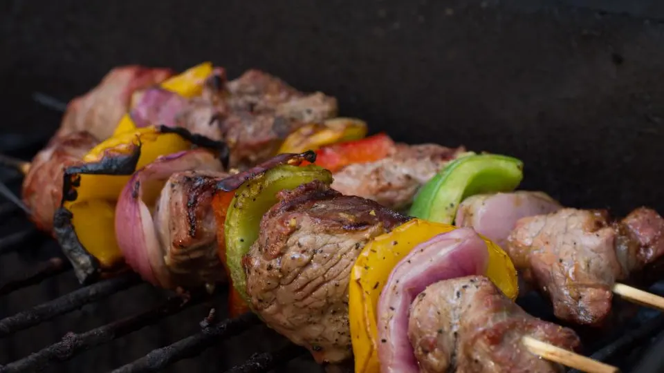Espetinhos de carne e legumes na churrasqueira