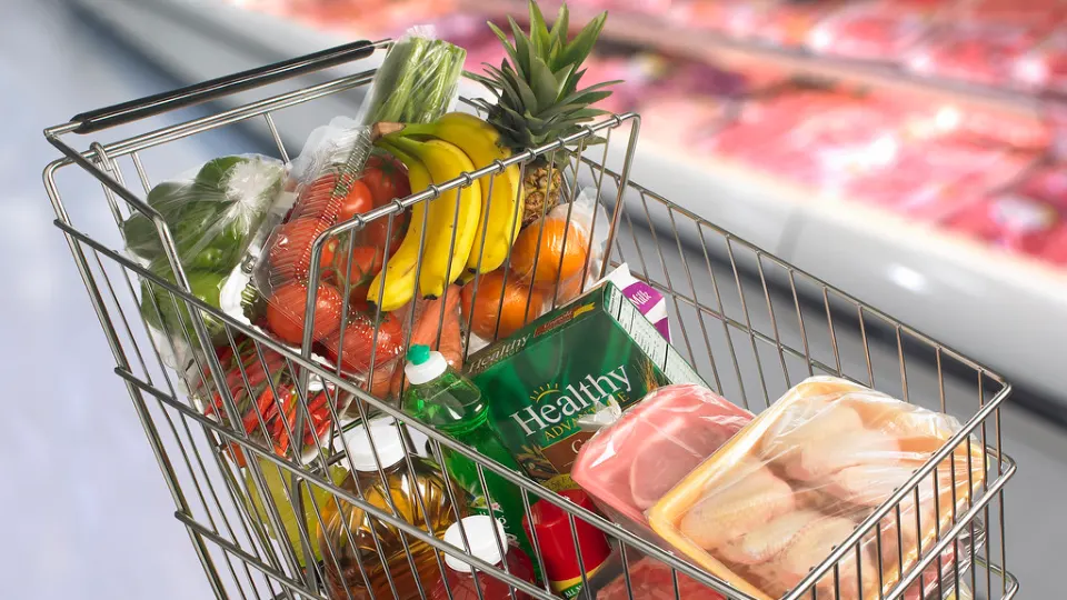 Carrinho de supermercado cheio de frutas, verduras e carnes