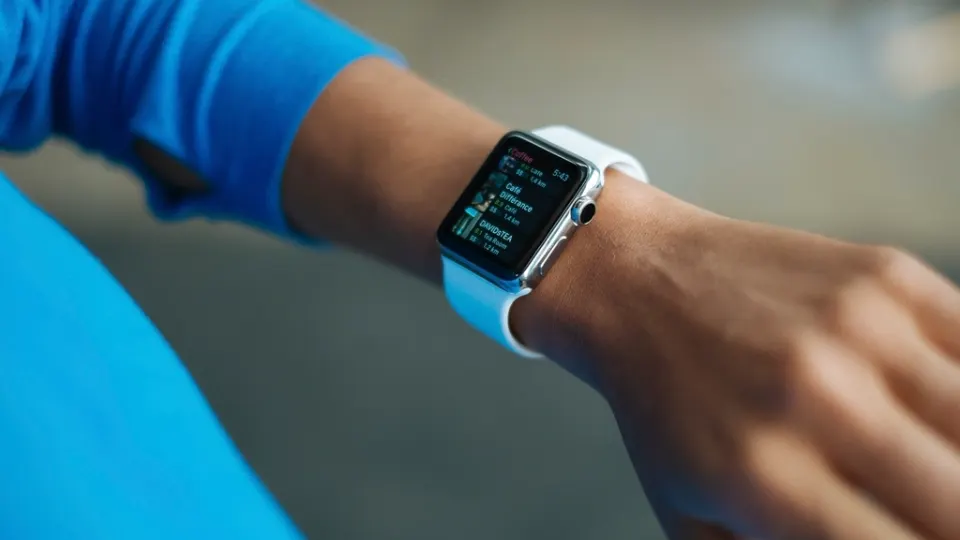 Pessoa tocando a tela de um Apple Watch no pulso